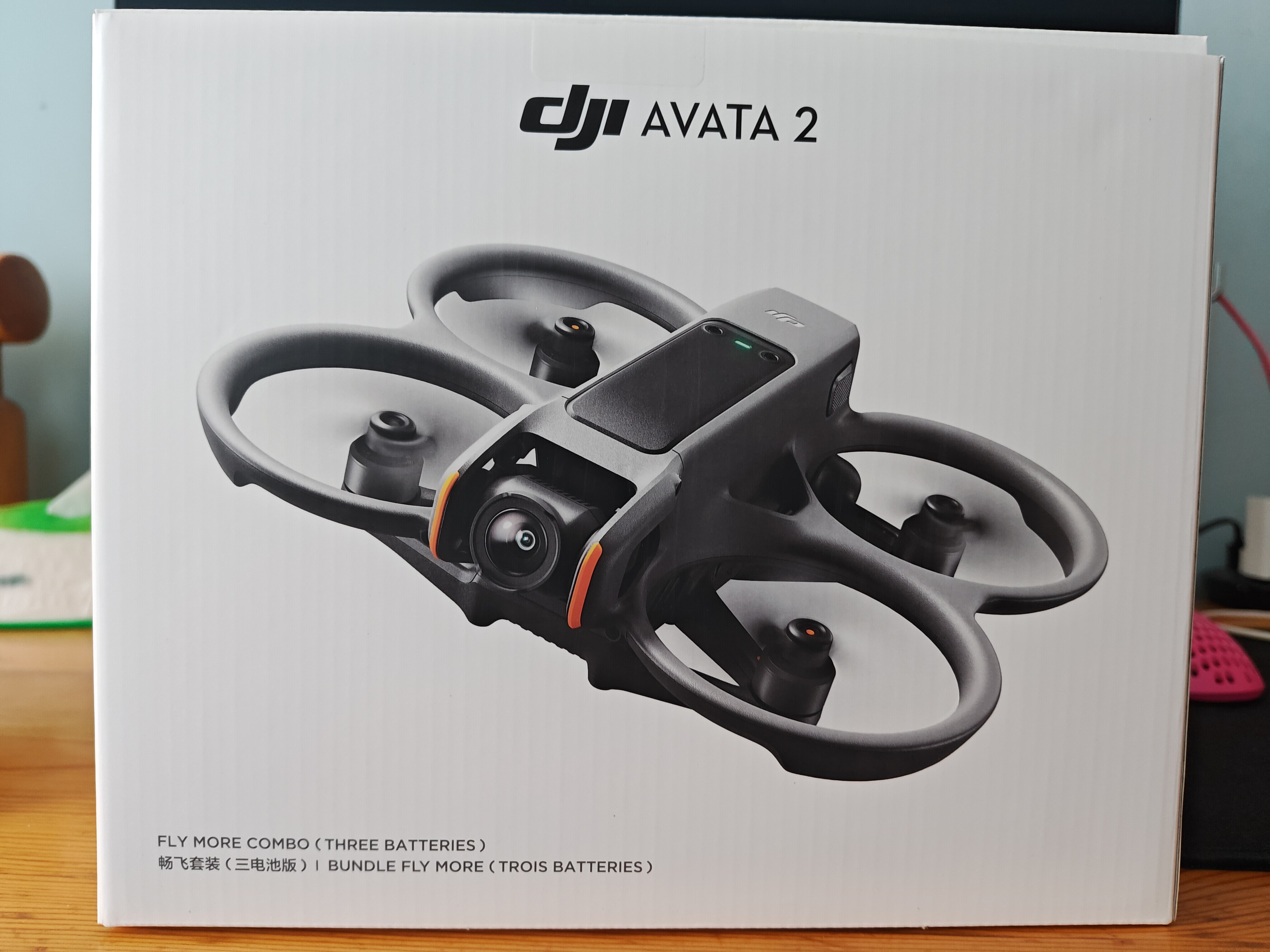 全新 Avata 2 4K 60fps HDR 视频 VR 护目镜，让成人真切感受飞行体验，配备 4K 摄像头和 GPS 长距离定位功能