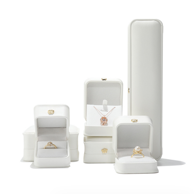 Hot selling Jewelry Box White PU Leather Storage Jewelry Box Costom Logo Crowned Packaging Box